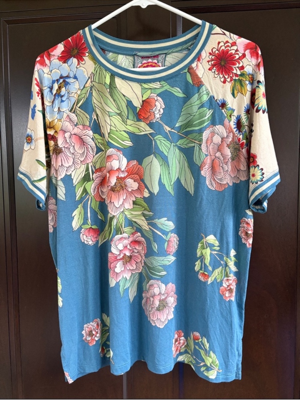 Johnny Was Romano Raglan Tee Size Medium Retail $130.00 LIKE NEW